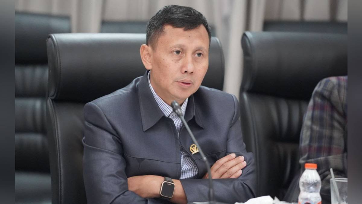 Anggota Komisi IV DPR RI Slamet saat interupsi pada Rapat