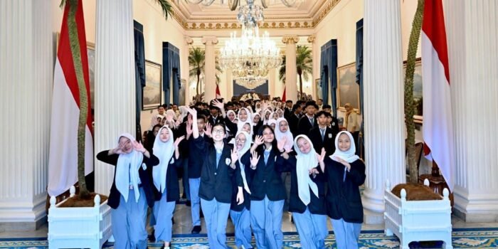 Melihat Istana dari Dekat